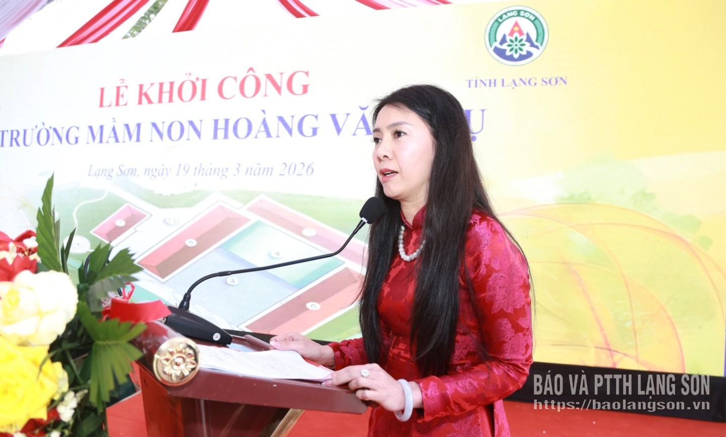Đồng chí Đoàn Thu Hà, Phó Bí thư Tỉnh ủy, Chủ tịch Ủy ban MTTQ Việt Nam tỉnh phát biểu tại lễ khởi công
