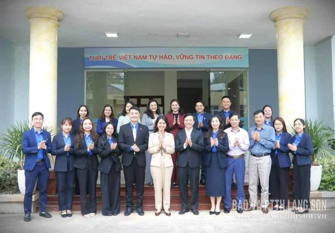 Các đại biểu chụp ảnh lưu niệm cùng cán bộ Tỉnh đoàn