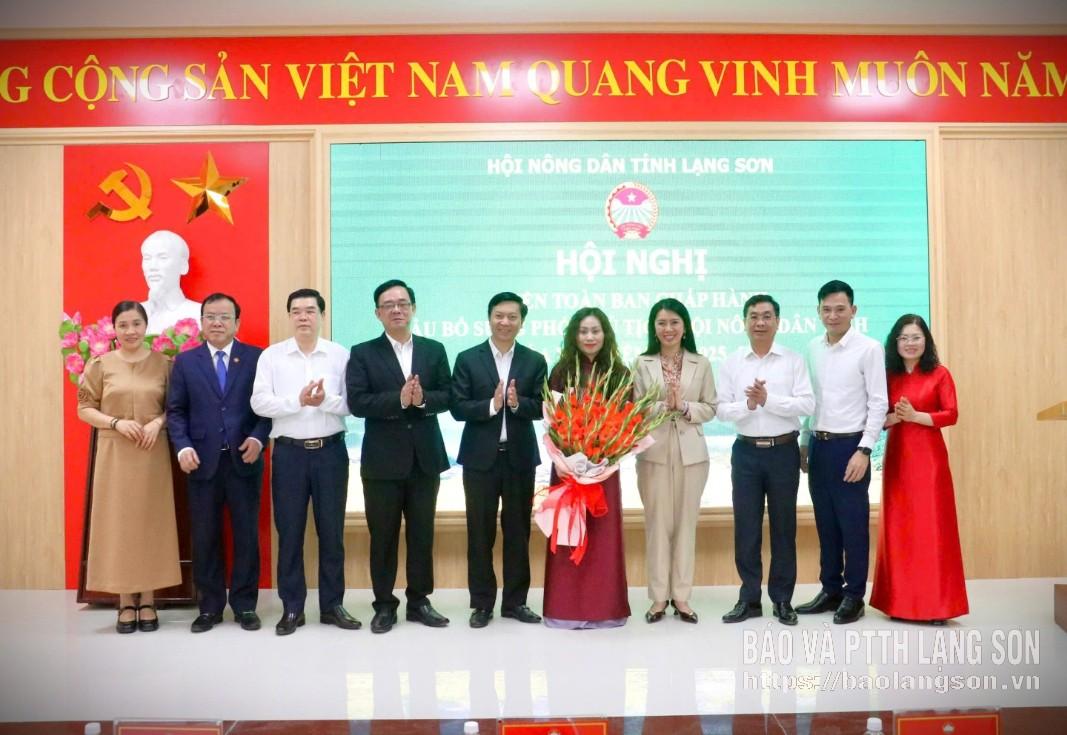 Các đại biểu tặng hoa chúc mừng tân Phó Chủ tịch Hội Nông dân tỉnh
