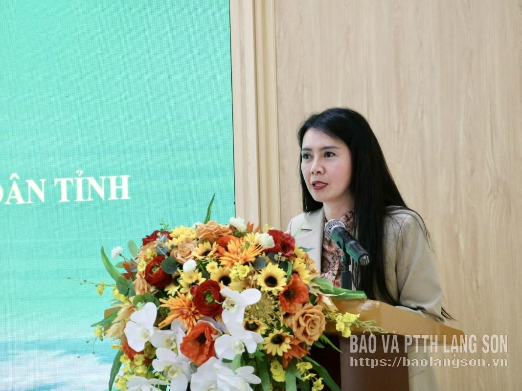 Đồng chí Đoàn Thu Hà, Phó Bí thư Tỉnh ủy, Chủ tịch Ủy ban MTTQ Việt Nam tỉnh phát biểu tại hội nghị