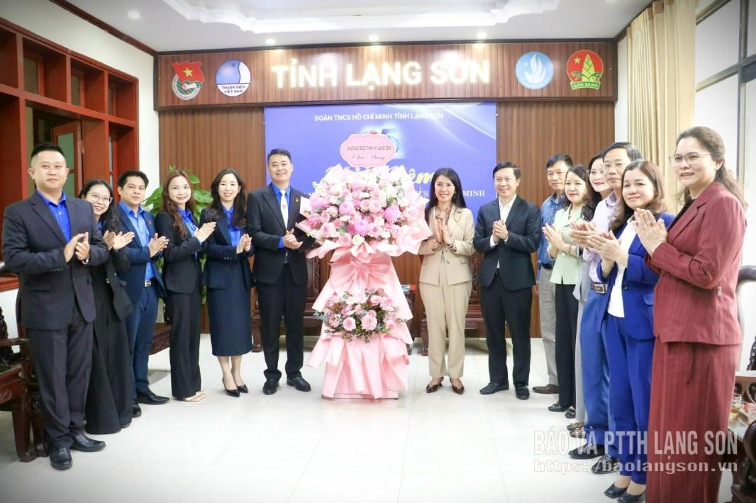 Đồng chí Đoàn Thu Hà, Phó Bí thư Tỉnh ủy, Chủ tịch Ủy ban MTTQ Việt Nam tỉnh và đoàn công tác tặng hoa chúc mừng Tỉnh đoàn 