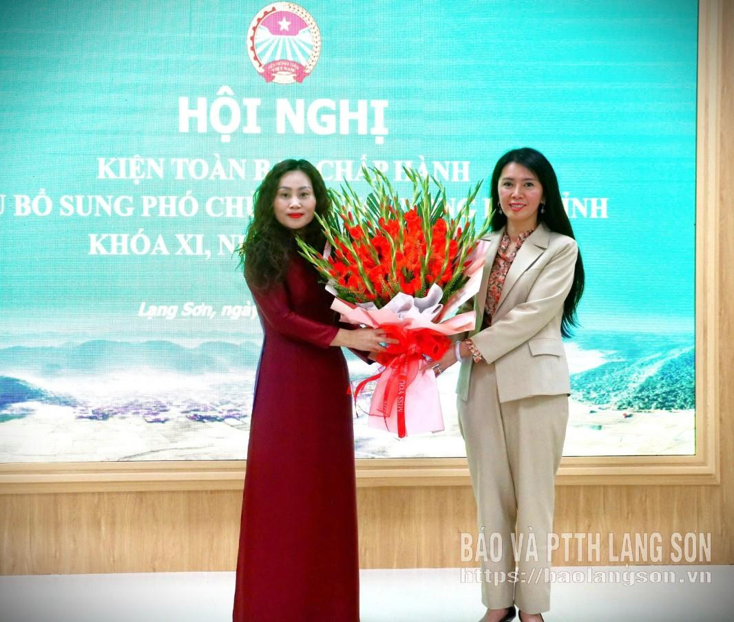 Đồng chí Đoàn Thu Hà, Phó Bí thư Tỉnh ủy, Chủ tịch Ủy ban MTTQ Việt Nam tỉnh tặng hoa chúc mừng bà Dương Thị Hoan nhận nhiệm vụ mới