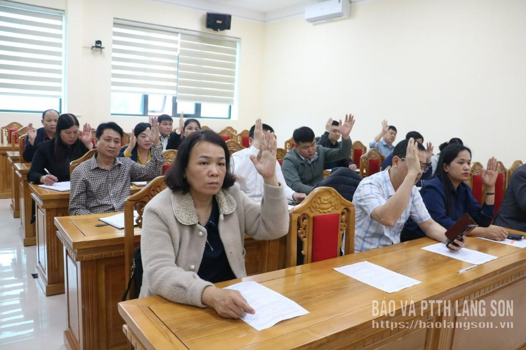 Các đại biểu biểu quyết chốt danh sách bầu kiện toàn bổ sung ủy viên Ban Chấp hành Hội Nông dân tỉnh