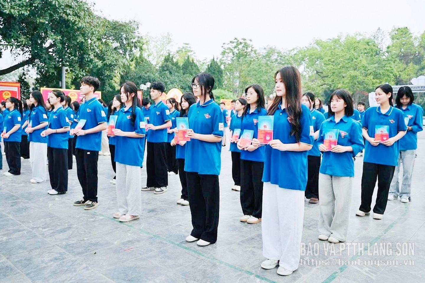 Các thanh niên ưu tú Trường THPT Hoàng Văn Thụ được kết nạp vào Đoàn sau quá trình học tập lớp cảm tình Đoàn và rèn luyện tại trường