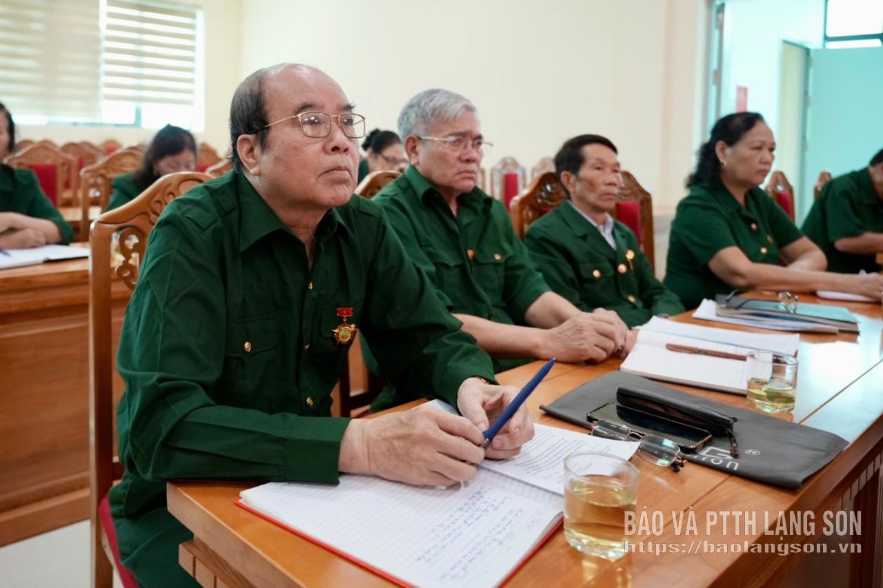 Các cựu thanh niên xung phong dự hội nghị