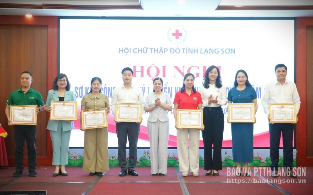 Lãnh đạo Ủy ban MTTQ Việt Nam tỉnh và Hội Chữ thập đỏ tỉnh trao giấy khen cho các tập thể có thành tích xuất sắc trong công tác phối hợp, triển khai các hoạt động Chữ thập đỏ năm 2025