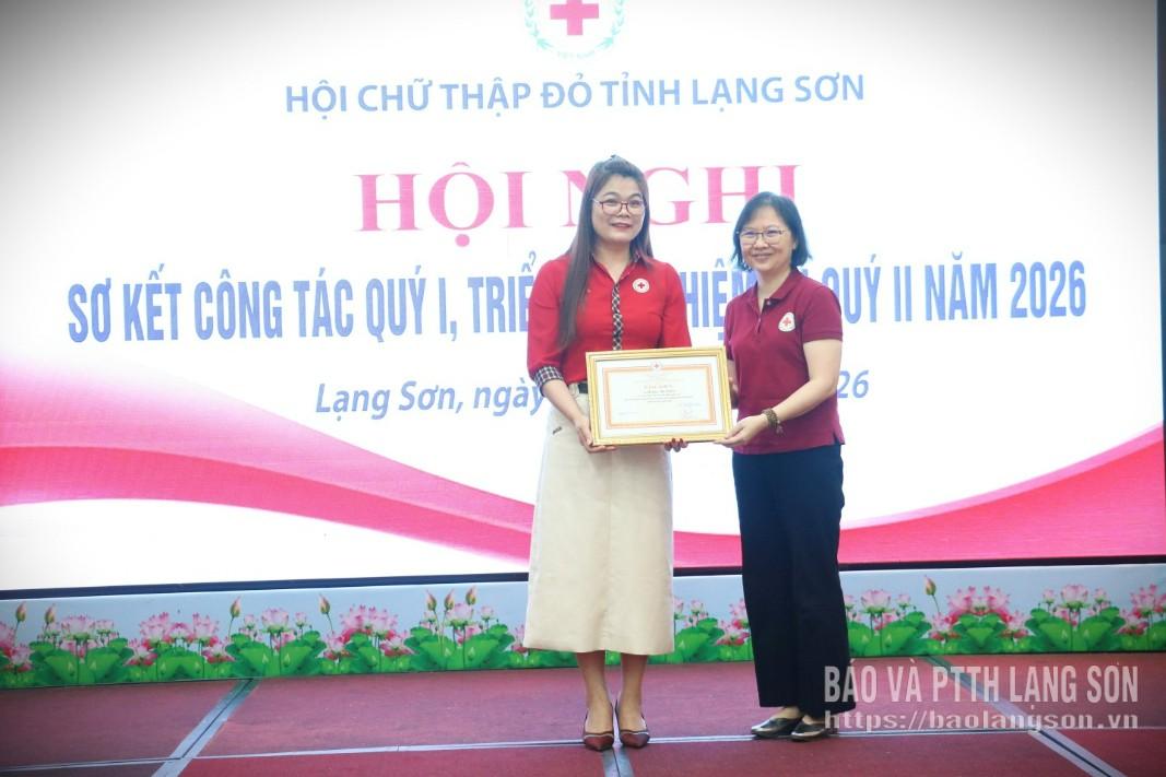 Đại diện Trung ương Hội Chữ thập đỏ Việt Nam trao bằng khen của Trung ương Hội Chữ thập đỏ Việt Nam cho cá nhân đã có thành tích xuất sắc trong công tác hội và phong trào Chữ thập đỏ 2 năm liên tục 2024 – 2025