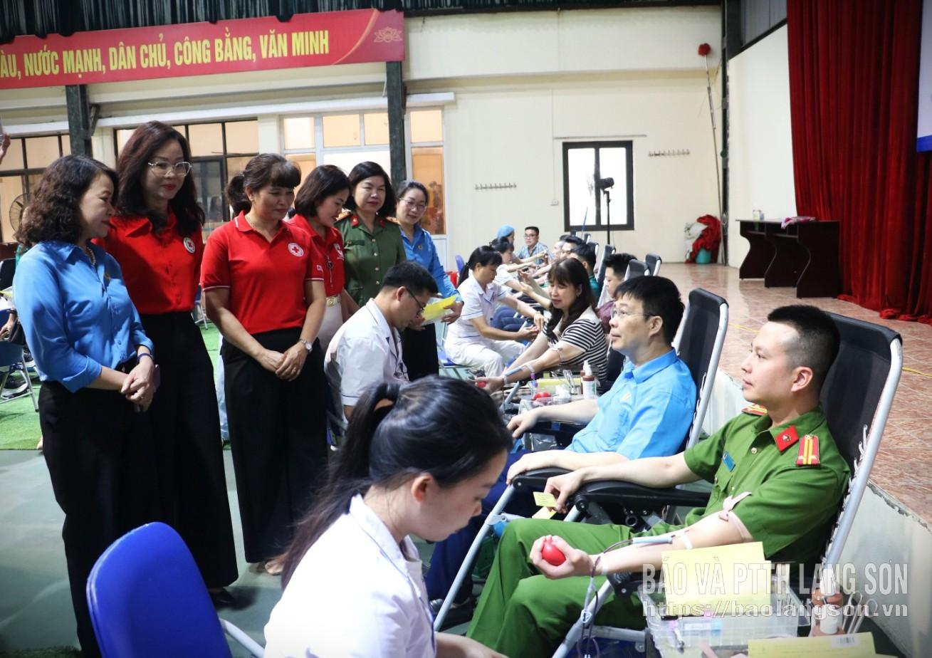 Lãnh đạo Hội Chữ thập đỏ tỉnh và Liên đoàn Lao động tỉnh cùng các đại biểu động viên tình nguyện viên tham gia hiến máu tại ngày hội hiến máu tình nguyện  trong cán bộ, đoàn viên công đoàn, người lao động năm 2026