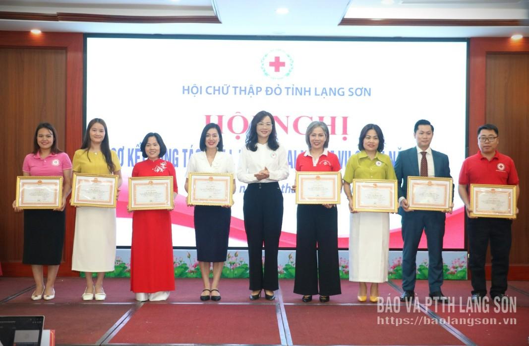 Lãnh đạo Hội Chữ thập đỏ tỉnh trao giấy khen cho các cá nhân có thành tích xuất sắc trong công tác hội và phong trào Chữ thập đỏ năm 2025