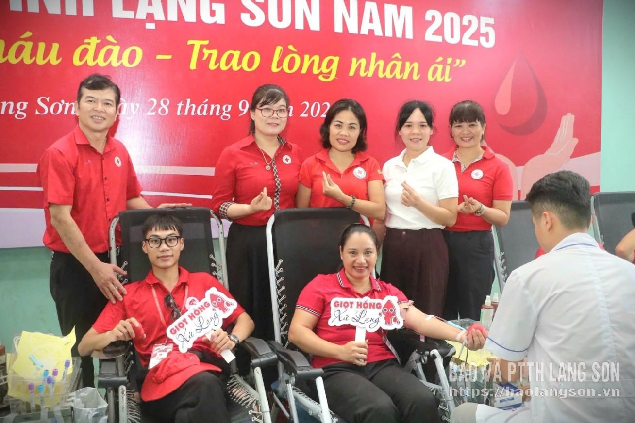 Lãnh đạo Hội Chữ thập đỏ tỉnh động viên tình nguyện viên tham gia hiến máu