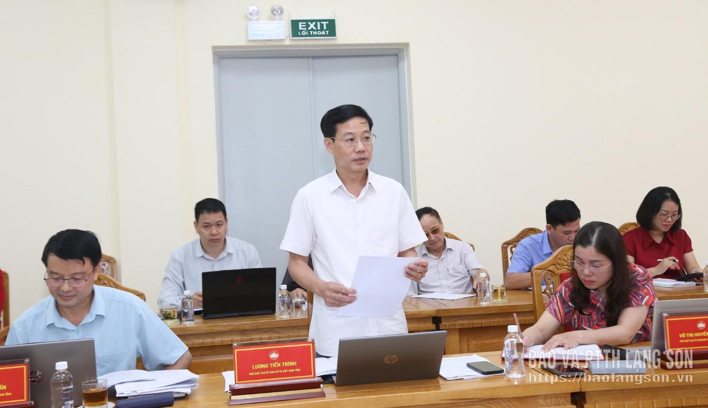 Đại diện Ban Tuyên giáo và Công tác xã hội báo cáo tại buổi làm việc