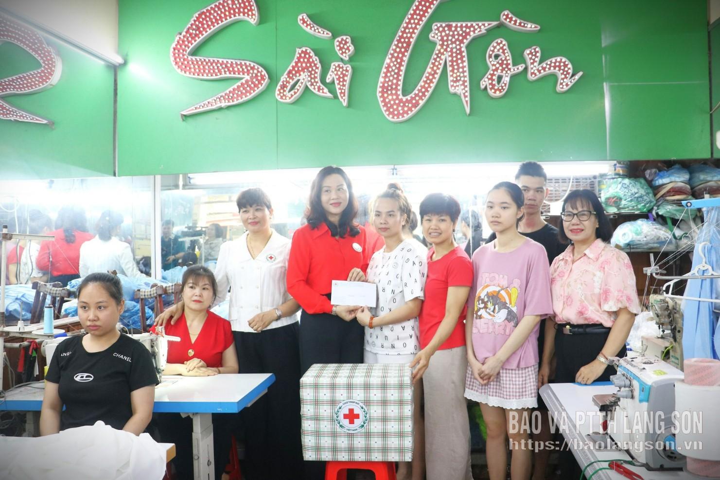 Lãnh đạo Hội Chữ thập đỏ tỉnh và đại diện Sở Y tế tỉnh thăm, tặng quà Cơ sở May công nghiệp người khuyết tật tỉnh