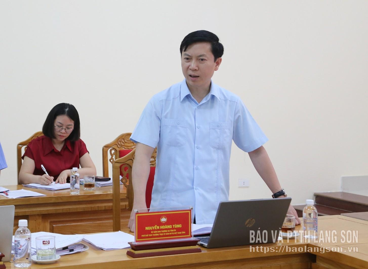 Đồng chí Phó Chủ tịch Thường trực Ủy ban MTTQ Việt Nam tỉnh phát biểu trao đổi tại buổi làm việc