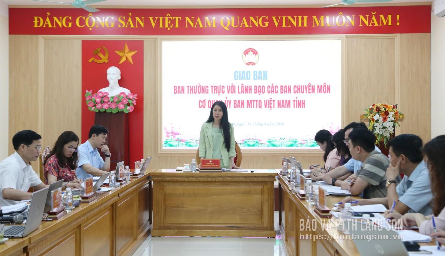 Đồng chí Đoàn Thu Hà, Phó Bí thư Tỉnh ủy, Chủ tịch Ủy ban MTTQ Việt Nam tỉnh phát biểu kết luận buổi làm việc