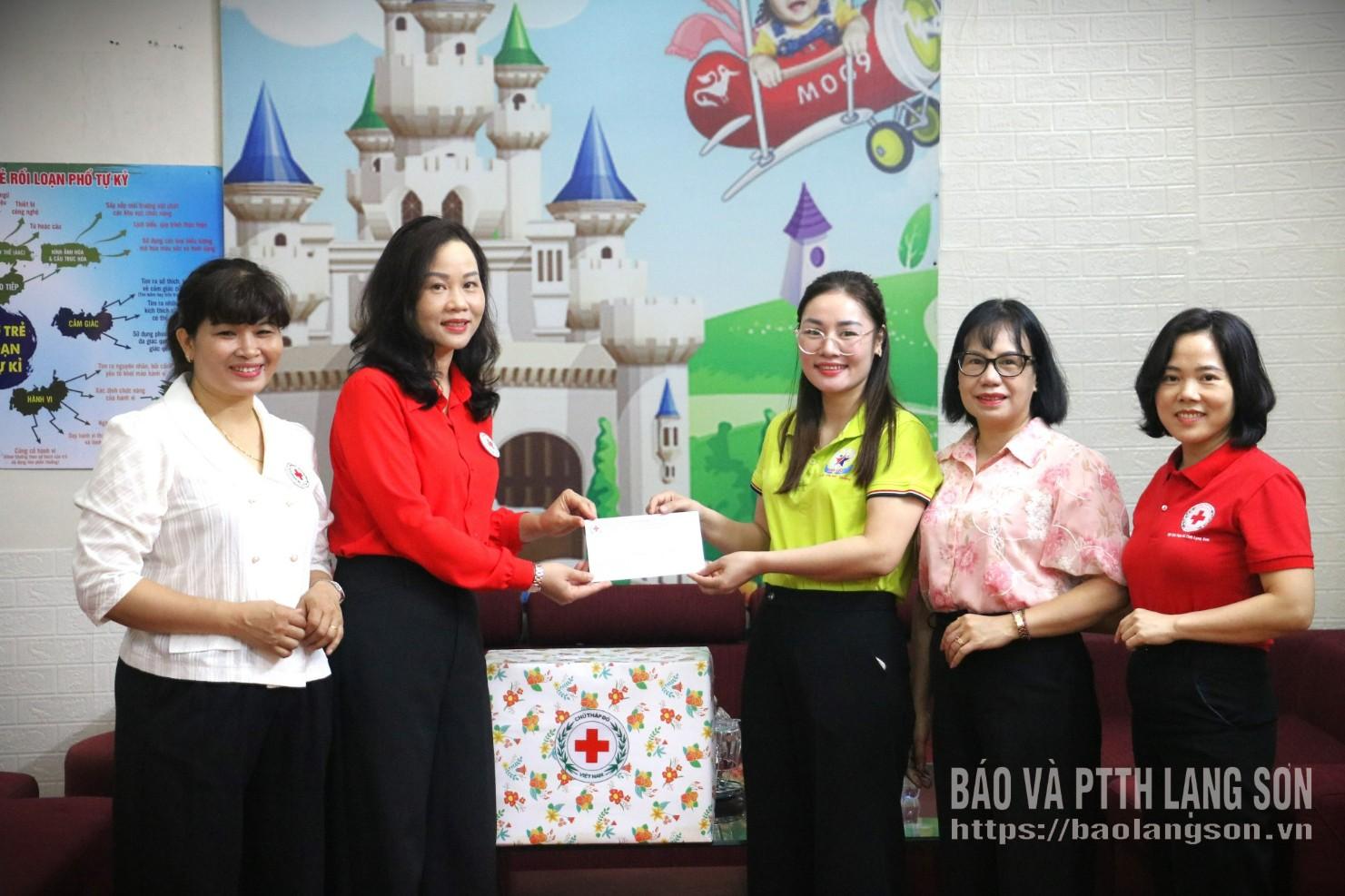 Lãnh đạo Hội Chữ thập đỏ tỉnh và đại diện Sở Y tế tỉnh thăm, tặng quà Trung tâm Hỗ trợ phát triển giáo dục hòa nhập Ánh Sao