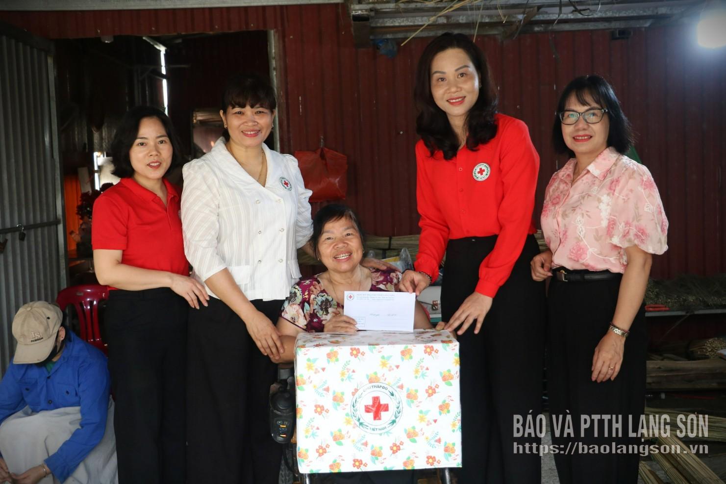 Lãnh đạo Hội Chữ thập đỏ tỉnh và đại diện Sở Y tế tỉnh thăm, tặng quà Cơ sở làm chổi chít người khuyết tật