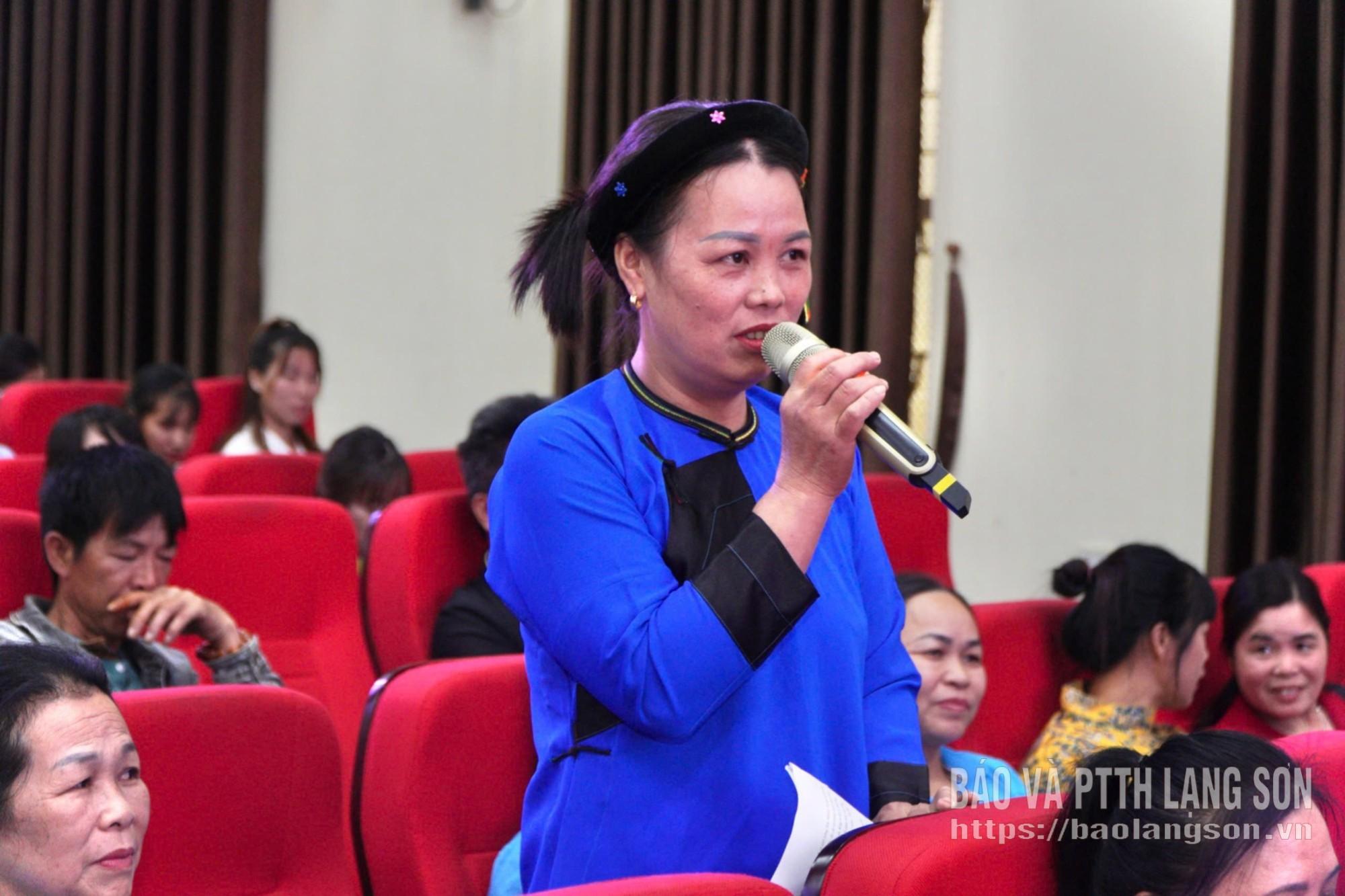 Hội viên, phụ nữ xã Cao Lộc đặt câu hỏi cho luật sự tại phiên toà giả định tuyên truyền, phổ biến, tư vấn pháp luật