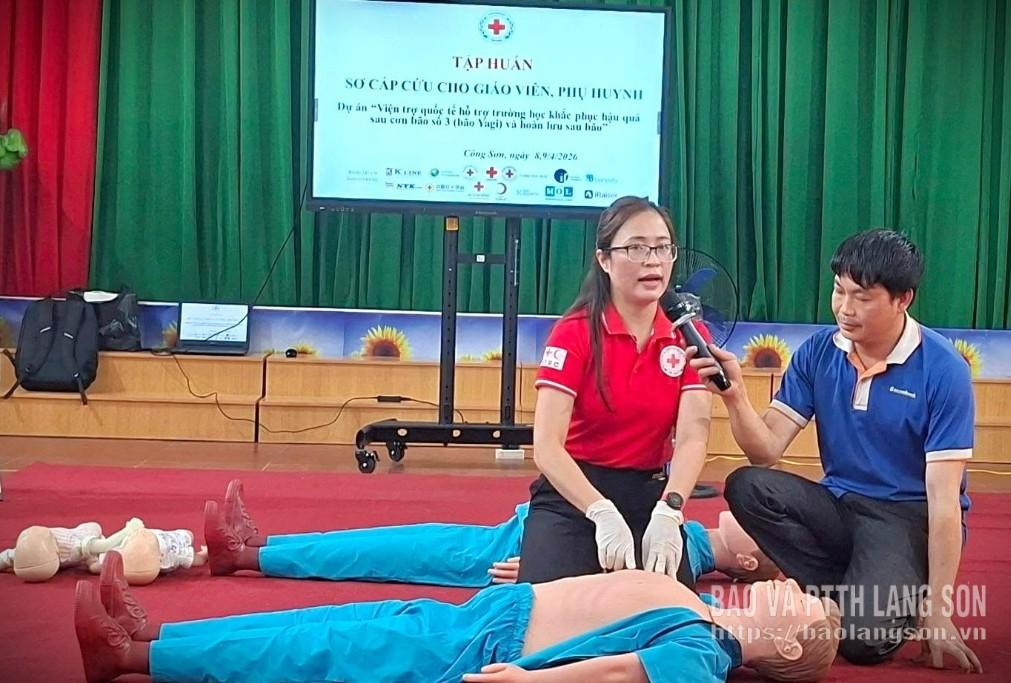 Giảng viên hướng dẫn các học viên thực hành kỹ năng sơ cấp cứu ban đầu đối với nạn nhân bị ngưng tim tại Trường Phổ thông DTBT Tiểu học và THCS Công Sơn
