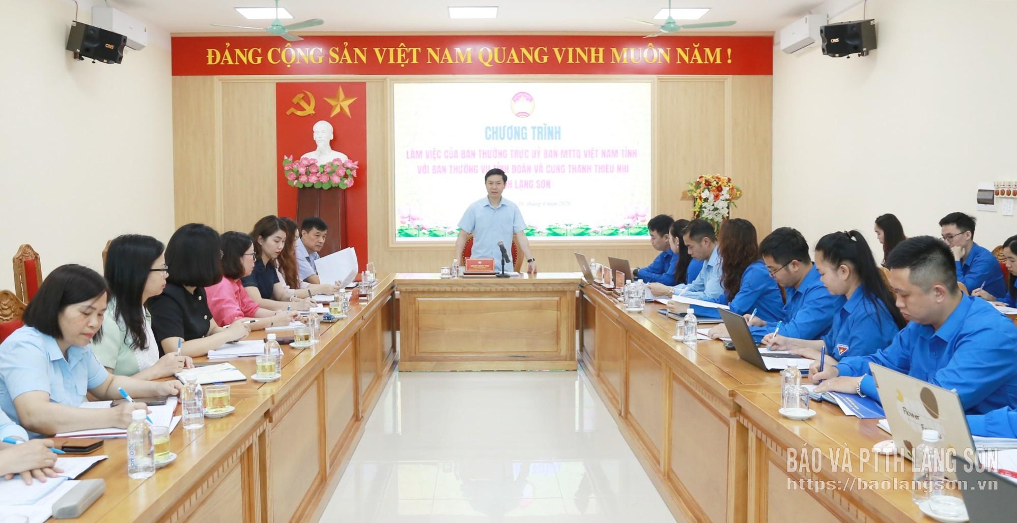 Các đại biểu dự chương trình làm việc