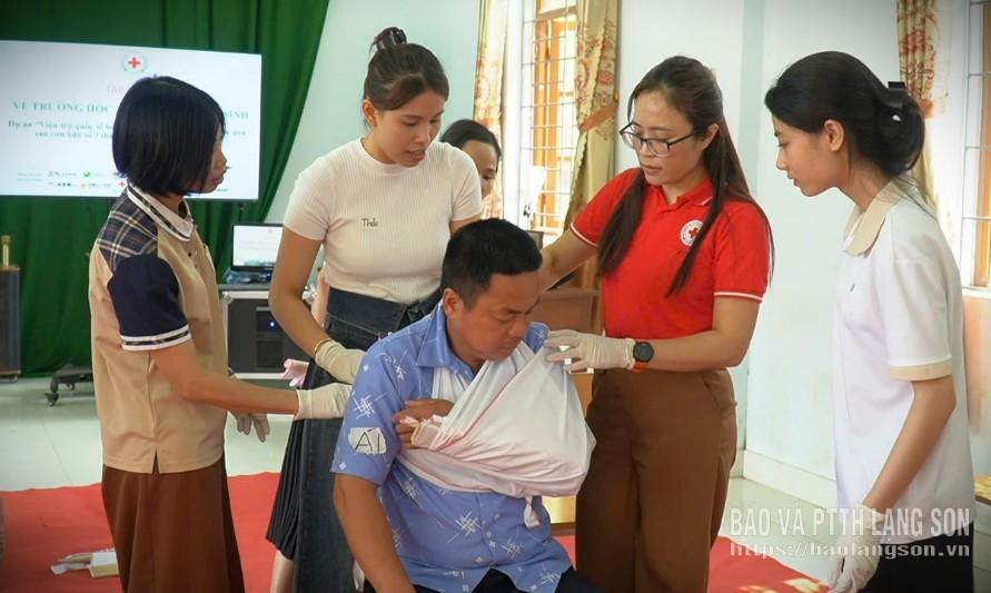 Giảng viên hướng dẫn các học viên thực hành kỹ năng sơ cấp cứu ban đầu đối với nạn nhân bị gãy tay tại Trường THCS Minh Hòa
