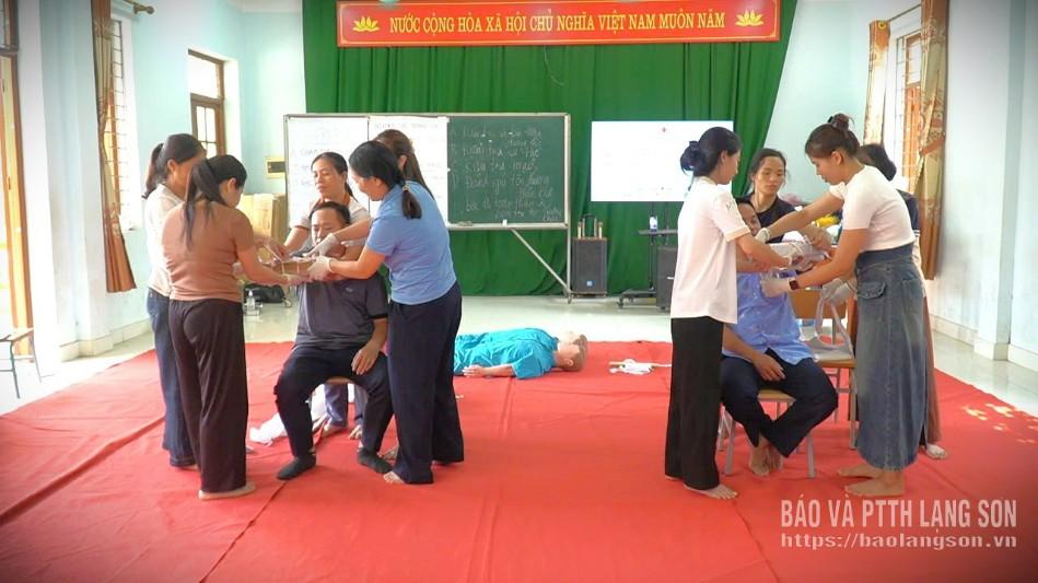 Các học viên thực hành kỹ năng băng bó cho nạn nhân bị gãy tay tại Trường THCS Minh Hòa