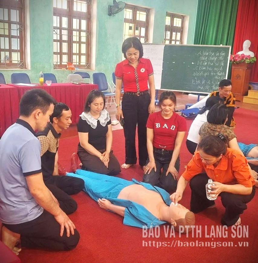 Các học viên thực hành kỹ năng sơ cấp cứu ban đầu đối với nạn nhân bị sốt co giật tại Trường Phổ thông DTBT Tiểu học và THCS Công Sơn
