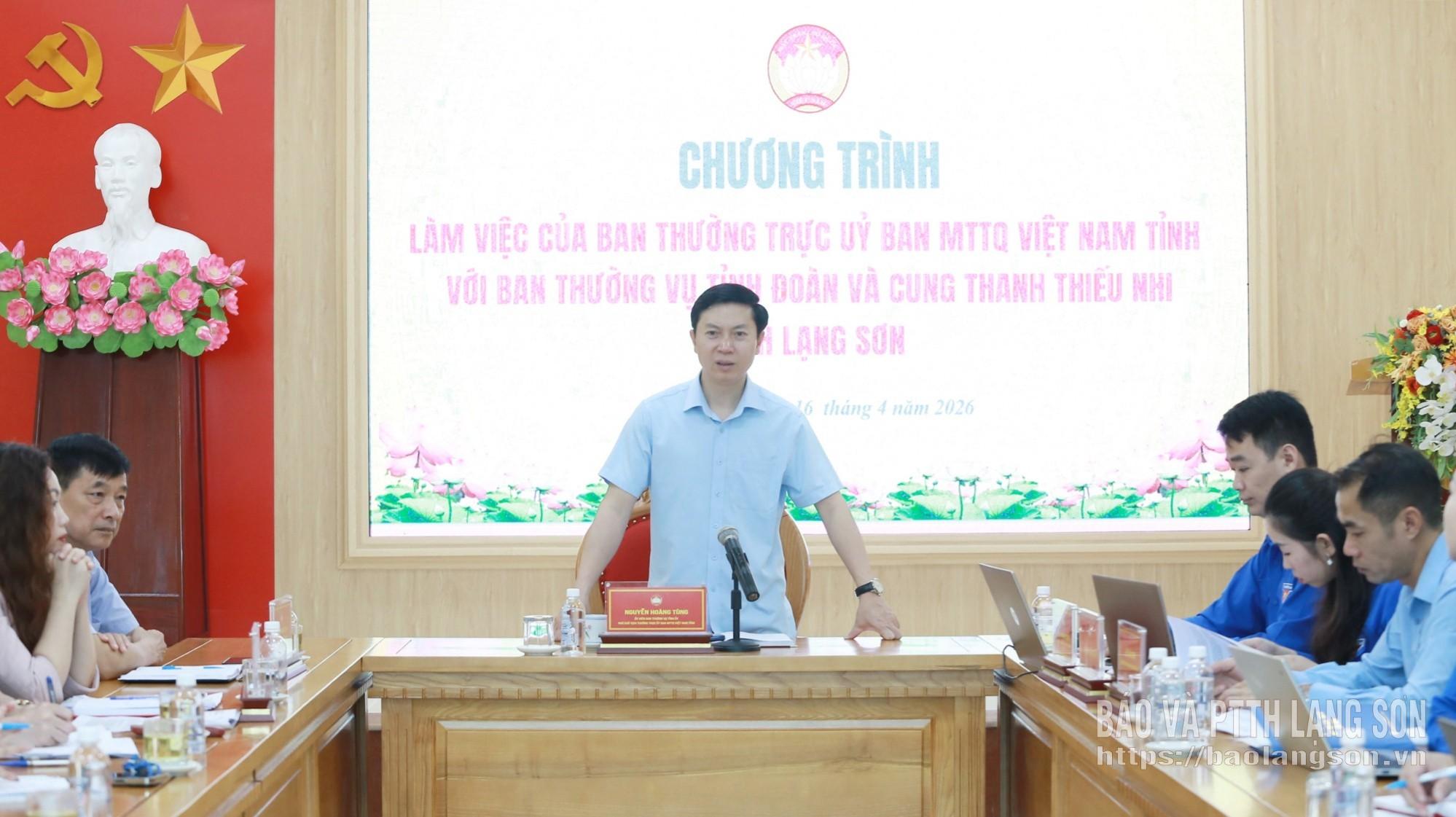 Đồng chí Nguyễn Hoàng Tùng, Ủy viên Ban Thường vụ Tỉnh ủy, Phó Chủ tịch Thường trực Ủy ban MTTQ Việt Nam tỉnh phát biểu kết luận chương trình làm việc