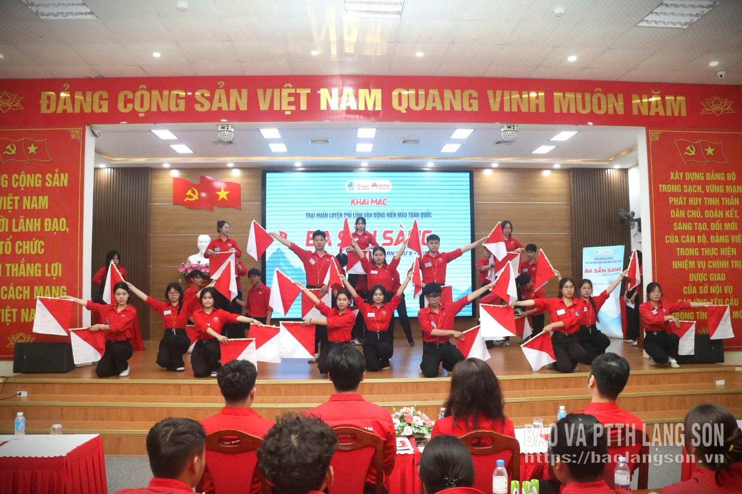 Tiết mục văn nghệ biểu diễn tại chương trình