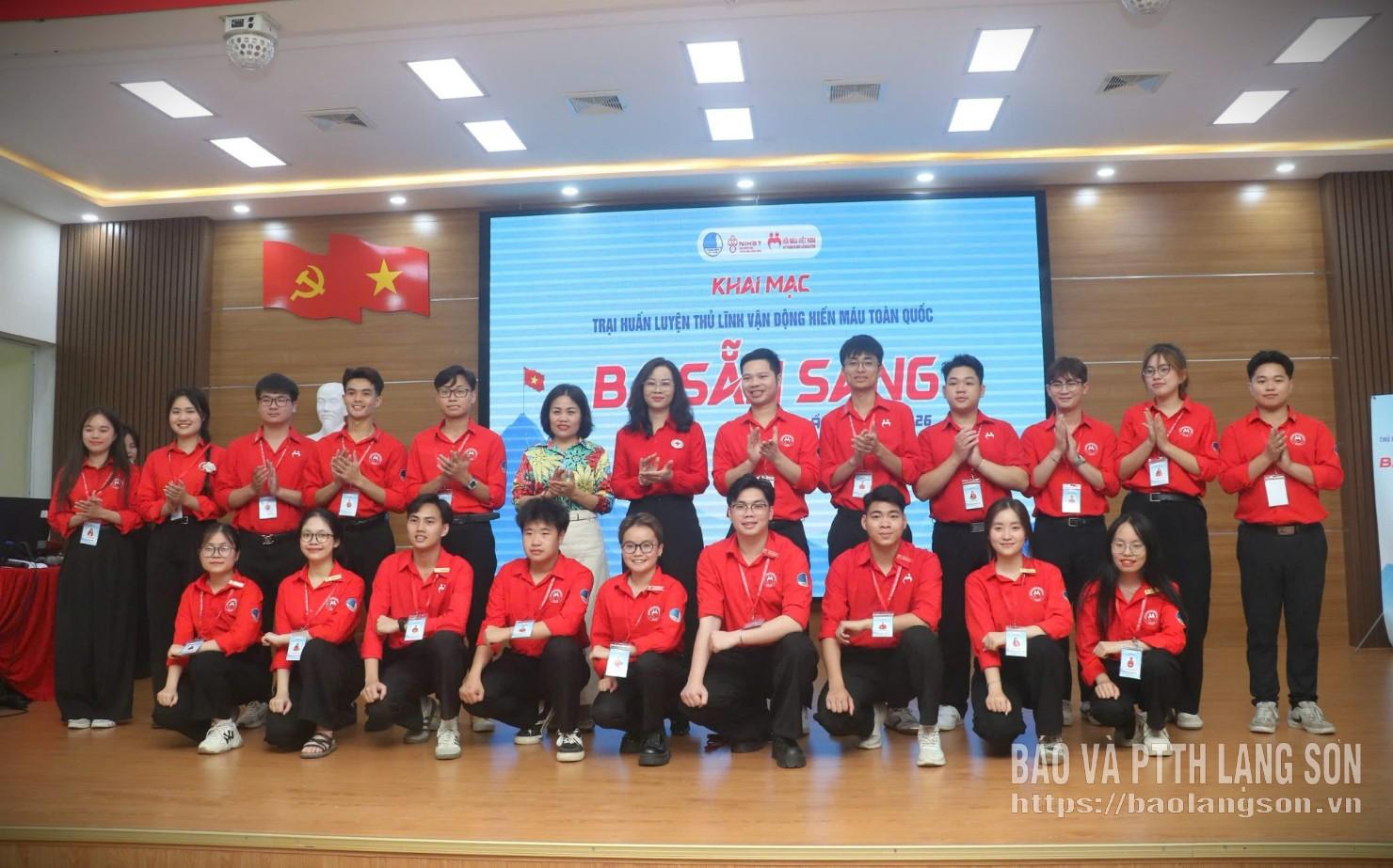 Lãnh đạo Hội Chữ thập đỏ tỉnh và Chủ tịch Hội Thanh niên Vận động hiến máu Việt Nam trao thẻ cho các thành viên Hội đồng Huấn luyện và Ban quản trại