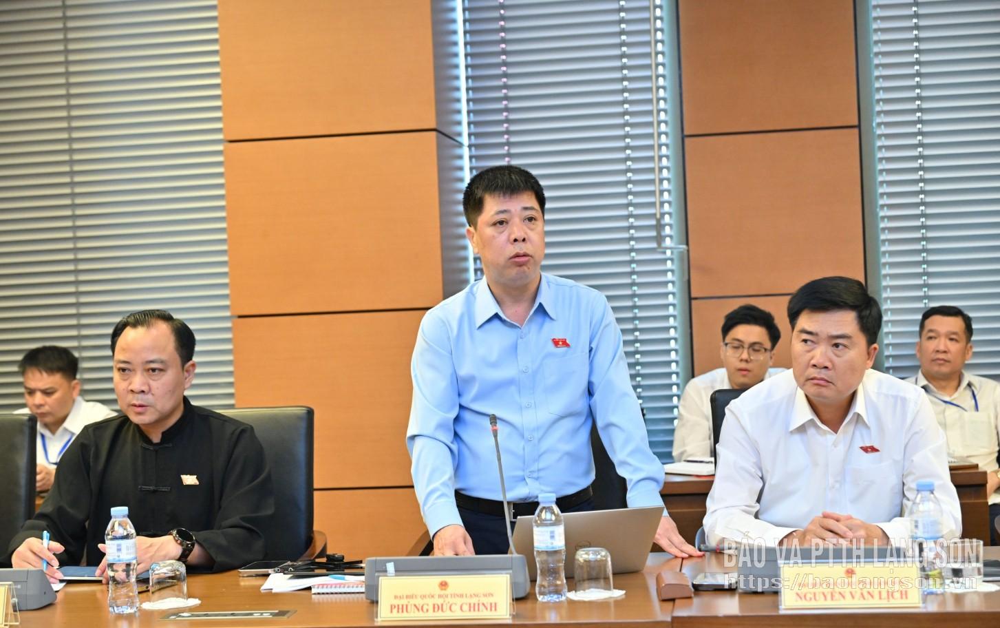 Đại biểu Phùng Đức Chính, Phó Chánh án Tòa án nhân dân tỉnh, ĐBQH tỉnh phát biểu thảo luận tại tổ