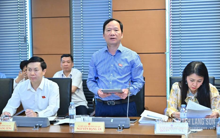 Đại biểu Nguyễn Đặng Ân, Tỉnh ủy viên, Phó Trưởng Đoàn chuyên trách Đoàn ĐBQH tỉnh phát biểu thảo luận tại tổ