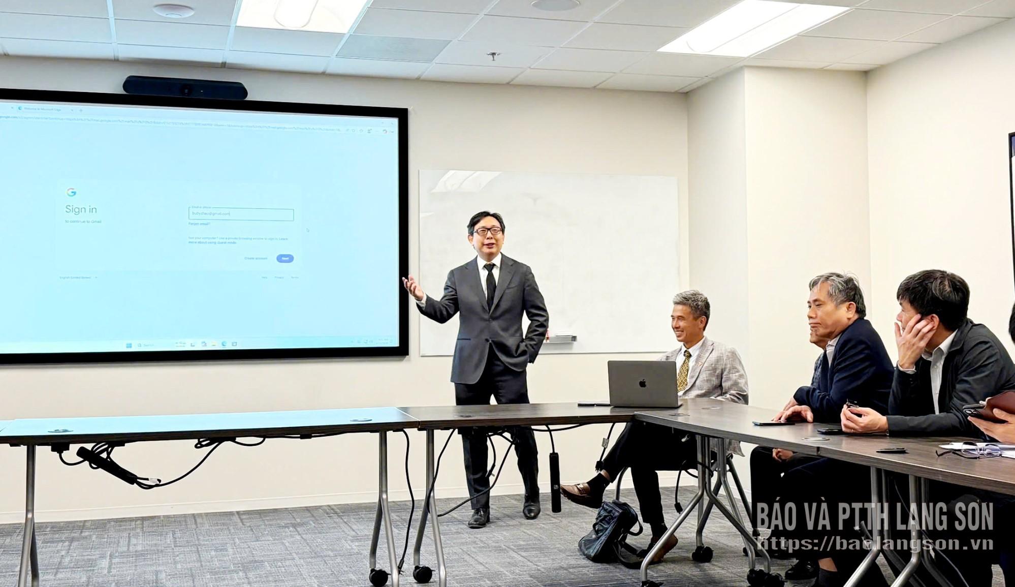 Ông Fan Chen, Nhà sáng lập kiêm Chủ tịch Hiệp hội Thương mại châu Á Houston phát biểu tại buổi làm việc