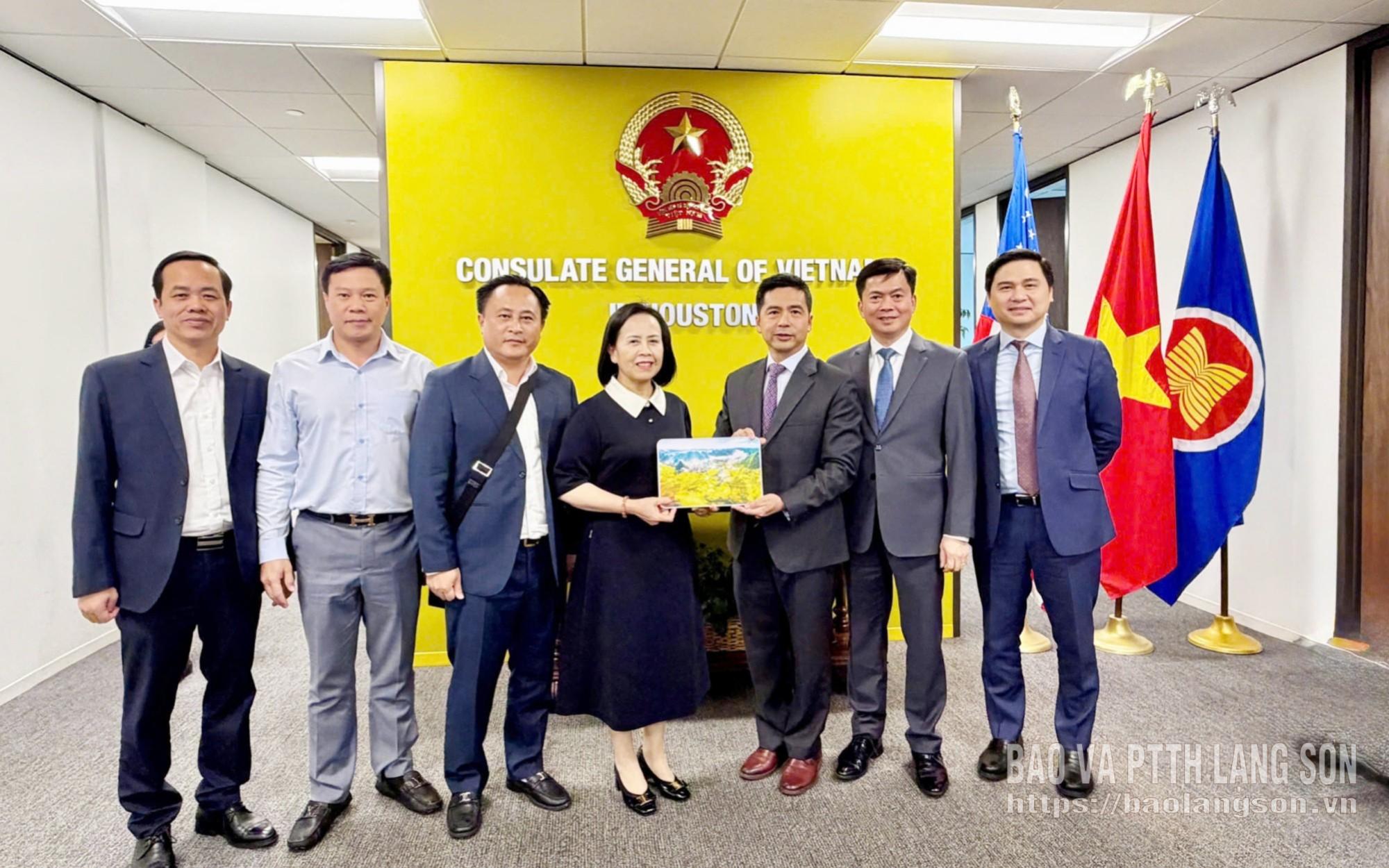 Lãnh đạo tỉnh tặng quà lưu niệm cho Tổng Lãnh sự Việt Nam tại Houston Hoàng Thuỳ Dương