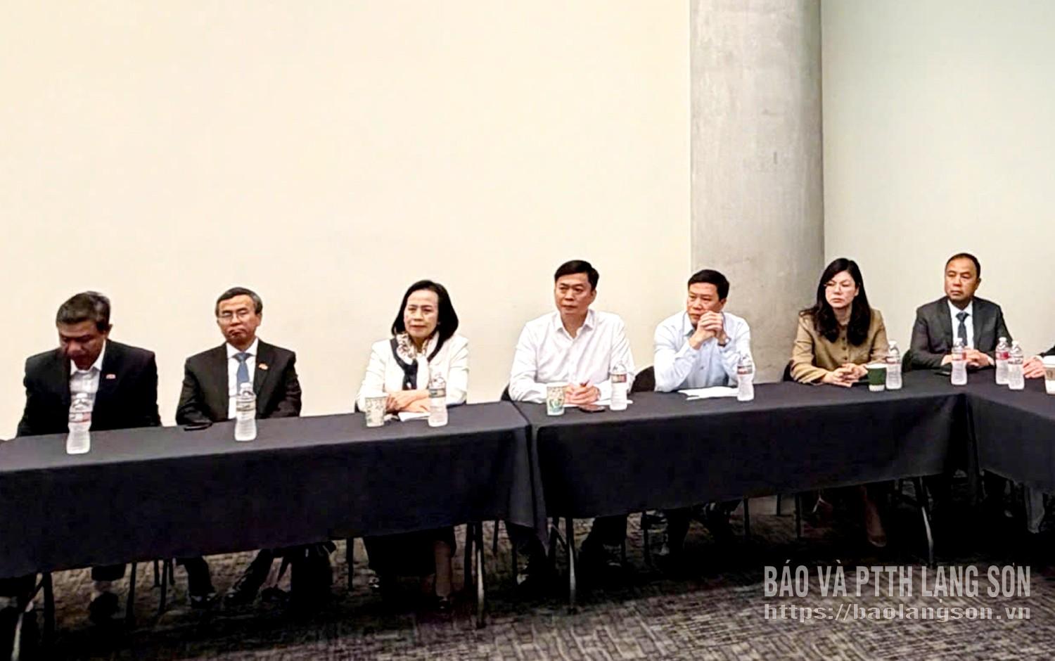 Đoàn đại biểu tỉnh Lạng Sơn làm việc tại Trường Cao đẳng Trung tâm Houston