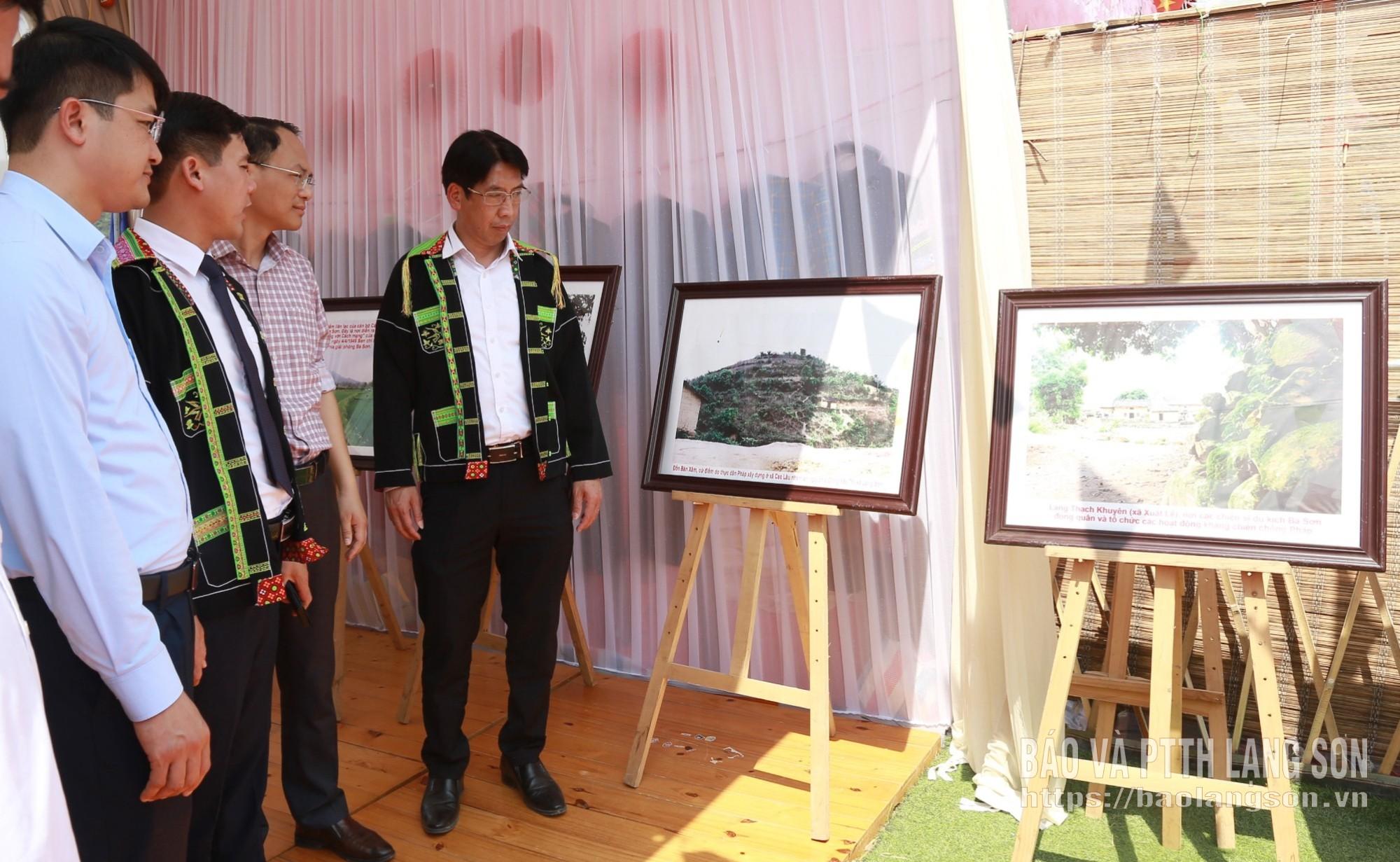 Các đại biểu tham quan gian trưng bày ảnh tư liệu về Khu du kích Ba Sơn tại lễ kỷ niệm 77 năm khởi nghĩa Khu du kích Ba Sơn