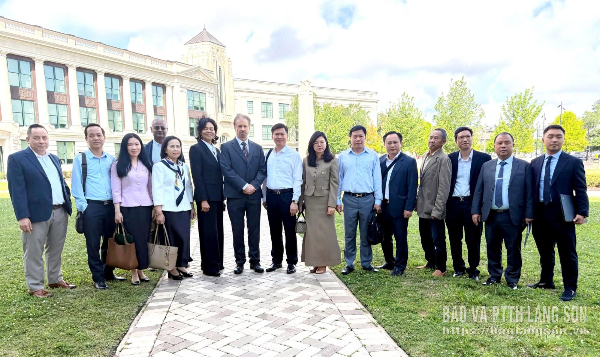 Đoàn đại biểu tỉnh chụp ảnh lưu niệm cùng đại diện Trường Cao đẳng Trung tâm Houston