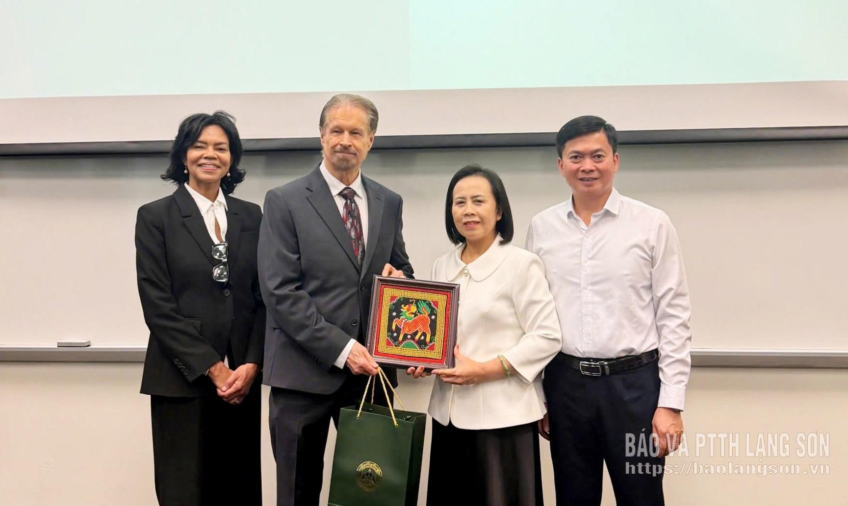 Lãnh đạo tỉnh tặng quà lưu niệm cho đại diện Trường Cao đẳng Trung tâm Houston