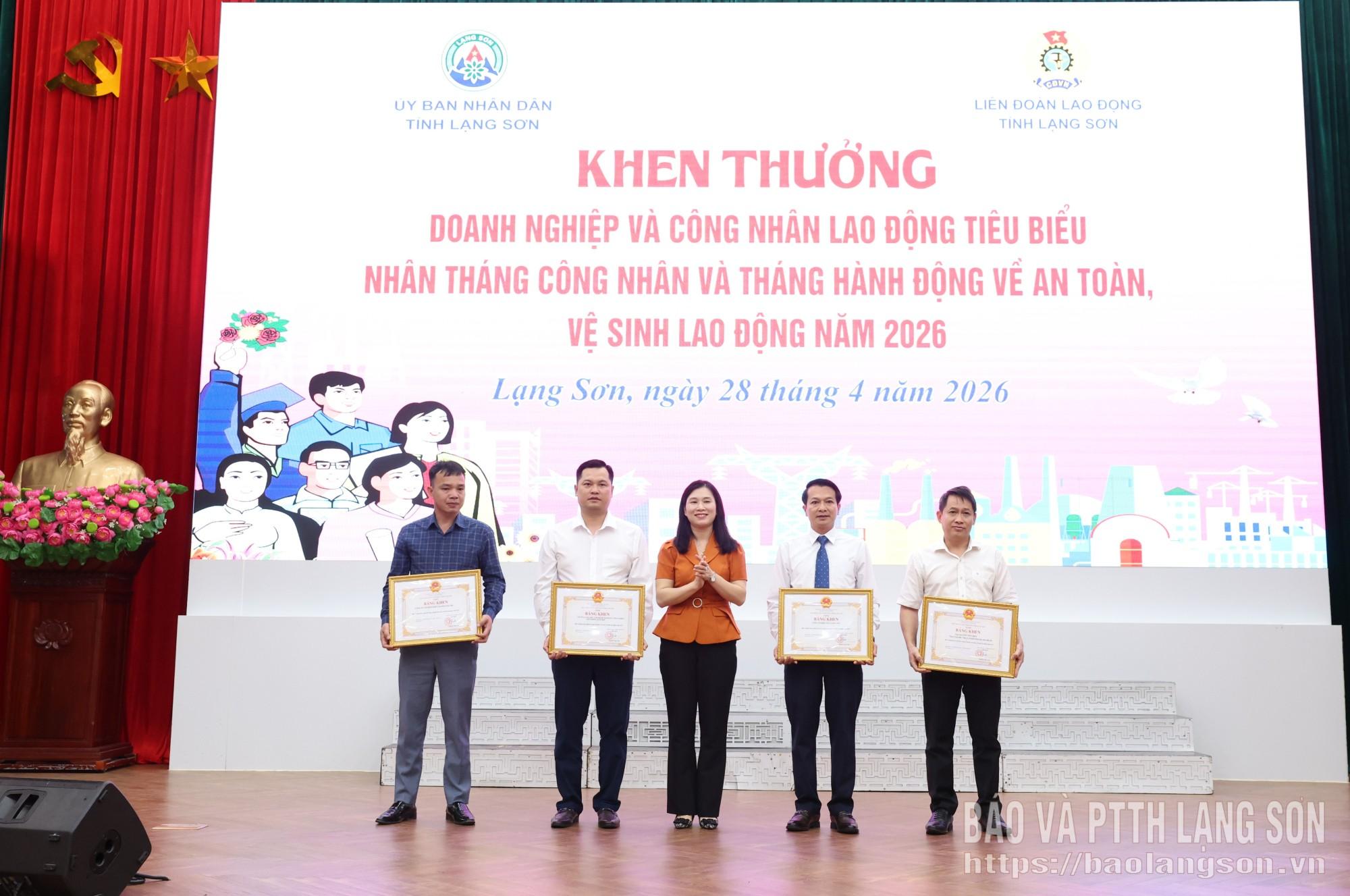 Đồng chí Trần Thanh Nhàn, Tỉnh ủy viên, Phó Chủ tịch UBND tỉnh, Chủ tịch Hội đồng ATVSLĐ tỉnh trao bằng khen của Chủ tịch UBND tỉnh cho các tập thể, cá nhân có thành tích xuất sắc trong công tác ATVSLĐ năm 2025