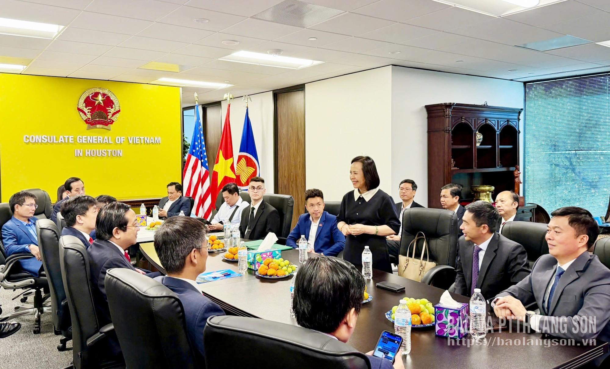 Đồng chí Đoàn Thị Hậu, Phó Bí thư Thường trực Tỉnh ủy, Chủ tịch HĐND tỉnh phát biểu tại buổi làm việc với Tổng Lãnh sự quán Việt Nam tại Houston