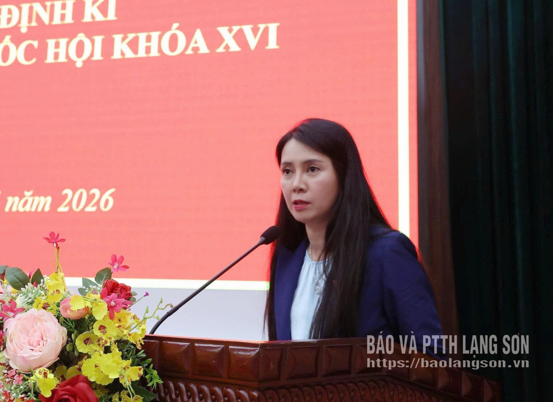 Đồng chí Đoàn Thu Hà, Phó Bí thư Tỉnh ủy, Ủy viên Ủy ban Kinh tế và Tài chính của Quốc hội, Trưởng Đoàn ĐBQH tỉnh phát biểu ý kiến tại hội nghị