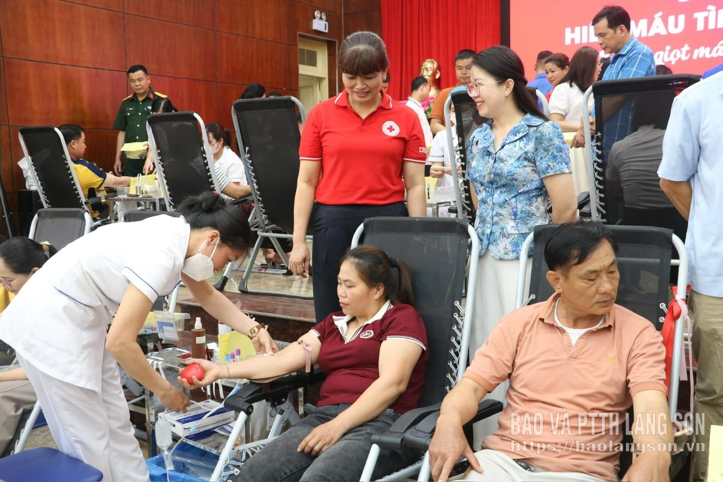 Tình nguyện viên tham gia hiến máu tại ngày hội