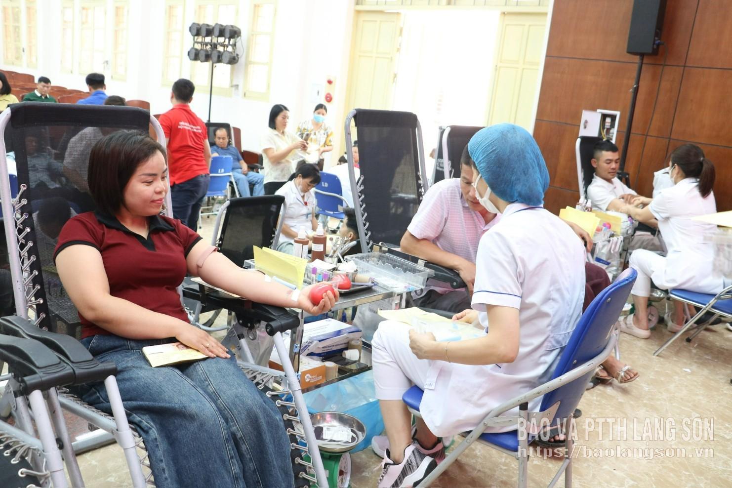 Tình nguyện viên tham gia hiến máu tại ngày hội