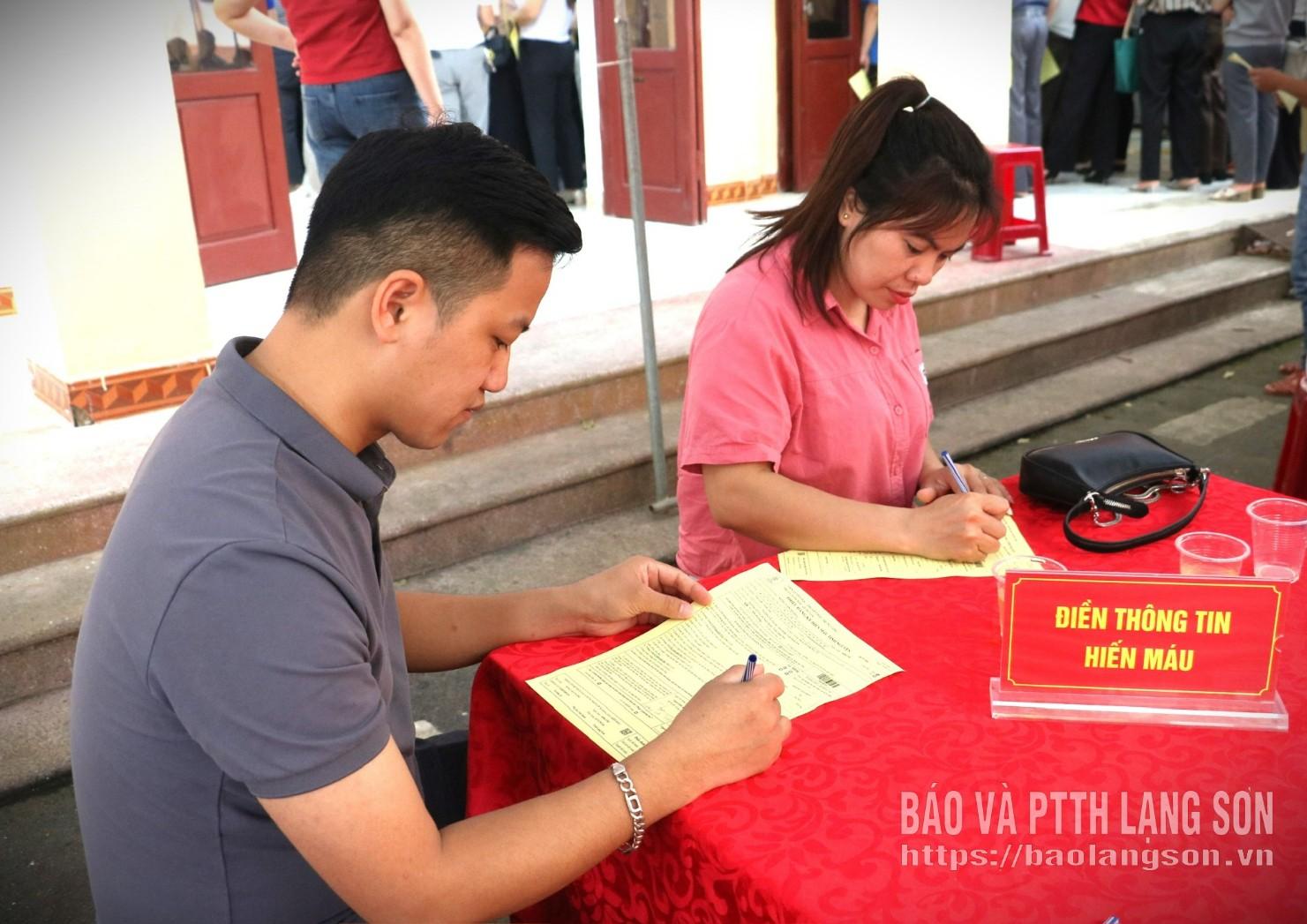 Tình nguyện viên đăng ký hiến máu tại ngày hội