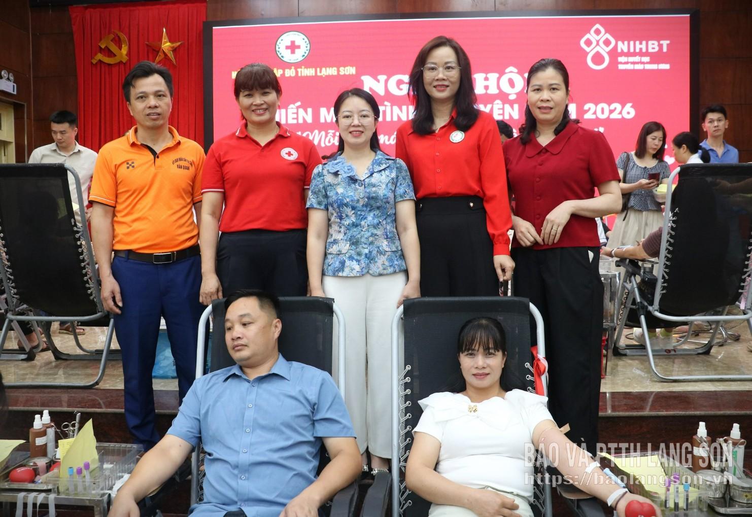 Lãnh đạo Hội Chữ thập đỏ tỉnh và các đại biểu động viên tình nguyện viên hiến máu tại ngày hội