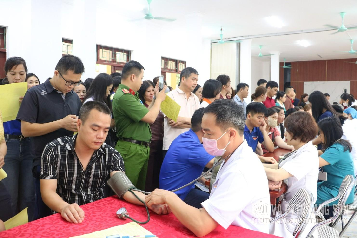 Tình nguyện viên khám sàng lọc tại ngày hội