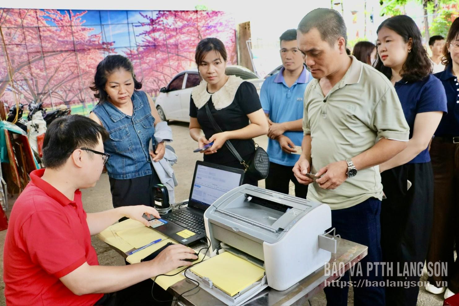 Tình nguyện viên đăng ký hiến máu tại ngày hội