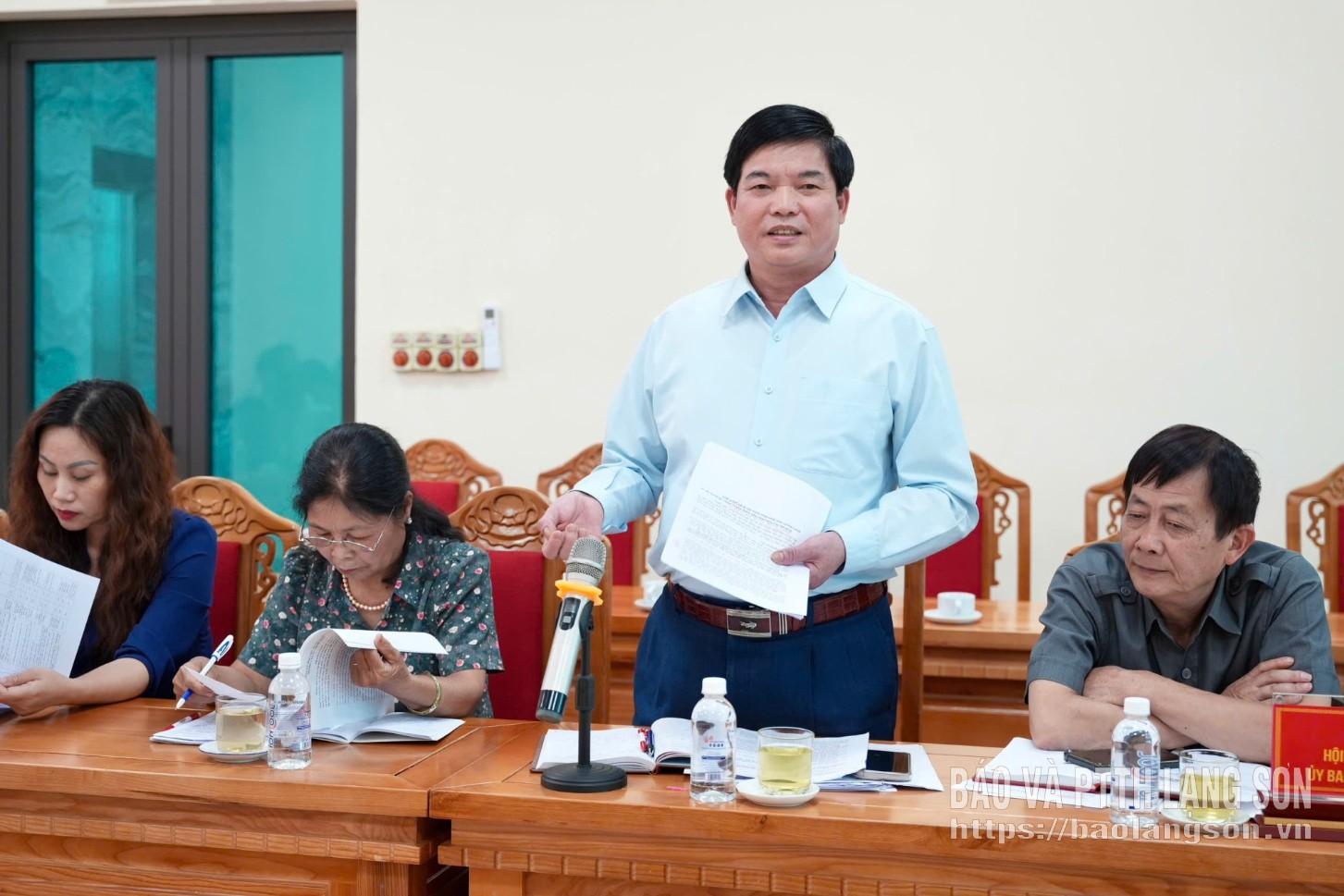 Đại biểu đại diện Hội đồng tư vấn Ủy ban MTTQ Việt Nam tỉnh phát biểu thảo luận tại hội nghị