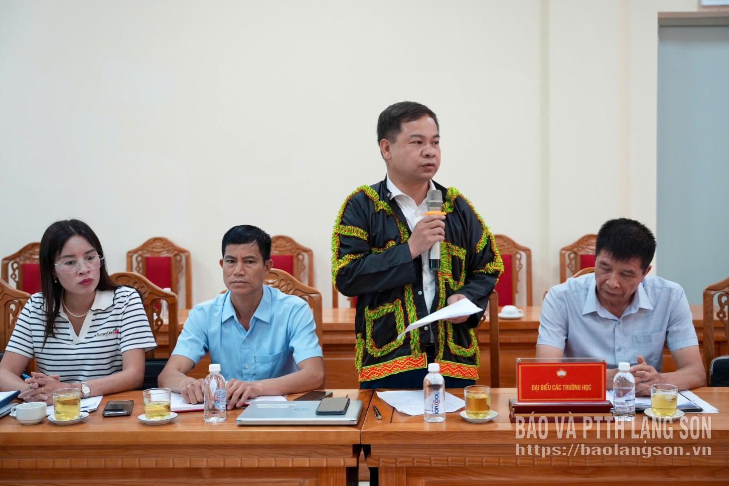 Đại biểu đại diện Trường Phổ thông dân tộc bán trú Tiểu học - THCS xã Công Sơn phát biểu trao đổi tại hội nghị