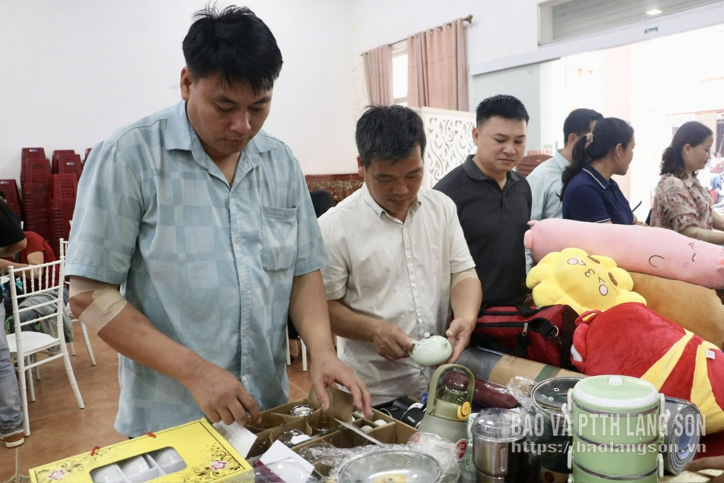 Tình nguyện viên chọn quà sau khi hiến máu