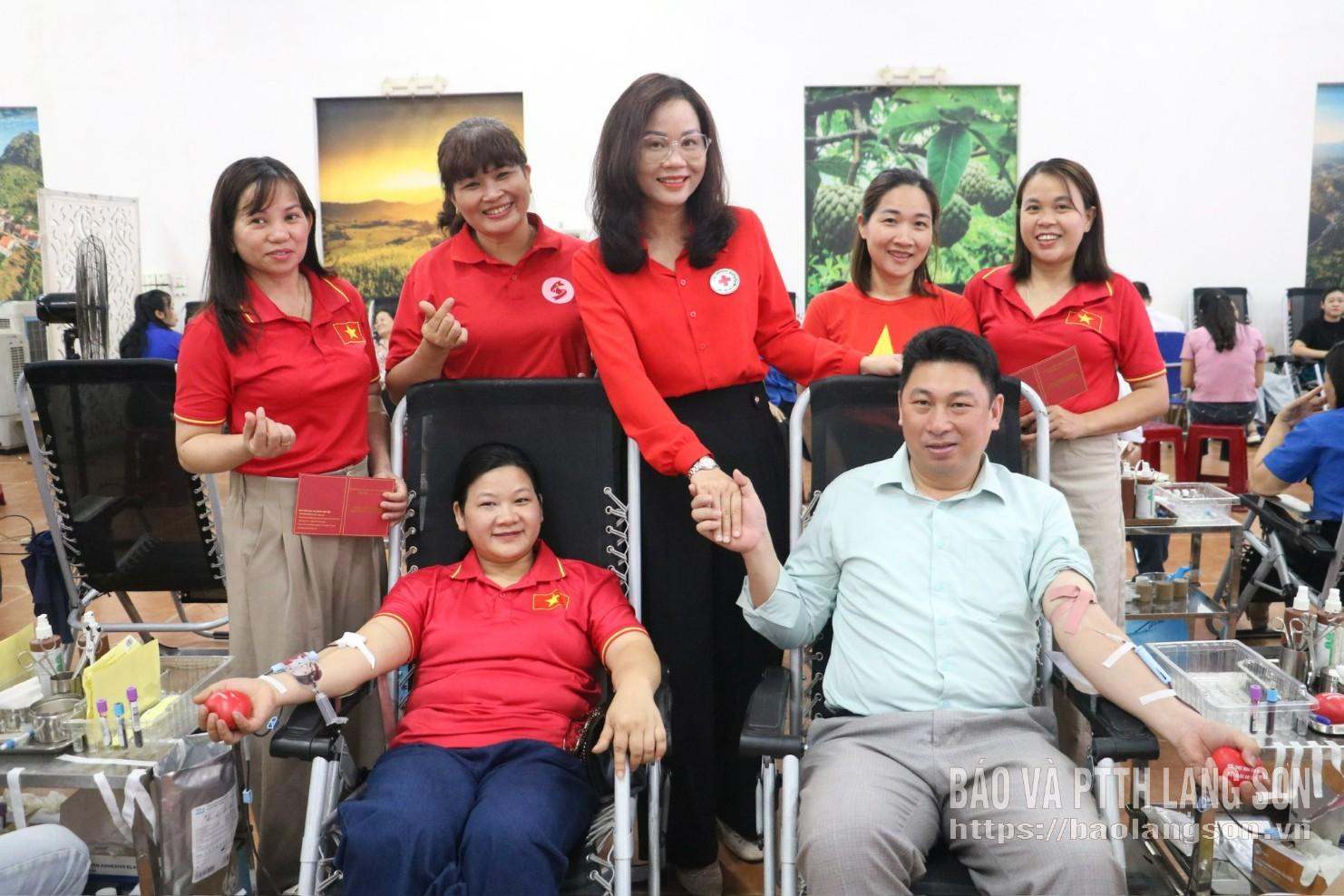 Lãnh đạo Hội Chữ thập đỏ tỉnh động viên tình nguyện viên hiến máu tại ngày hội